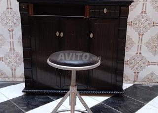 Coiffeuse avec miroirs, chaise et vase à vendre