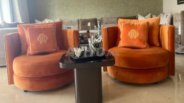 اثنان من الكراسي الحديثة والمريحة للغاية