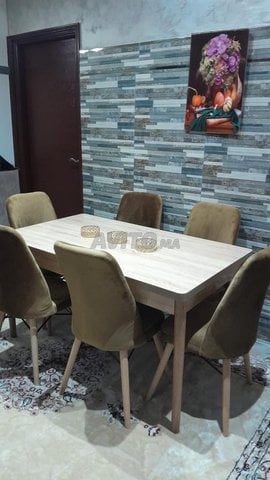غرفة طعام مع 6 كراسي