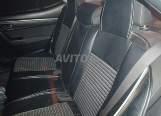 Voiture propre et bien équipée, deuxième main, prix négociable