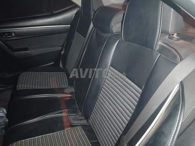 Voiture propre et bien équipée, deuxième main, prix négociable