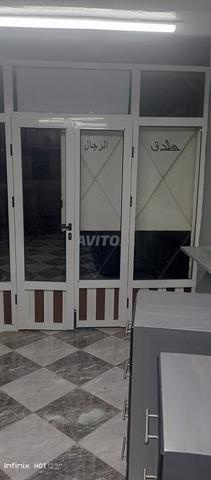 Vitrine à vendre 2,50 en longueur et 3 en largeur