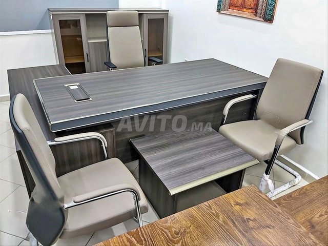 المكاتب والكراسي في عرض ترويجي