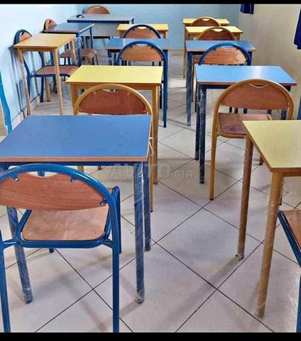 Tables et chaises au design moderne disponibles en plusieurs couleurs