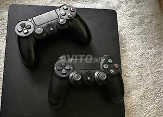 PS4 slim 2 manettes GTA 5 et FC24 et FIFA 18