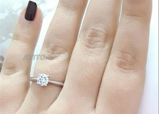 Bague en or blanc, sertie de diamants à vendre