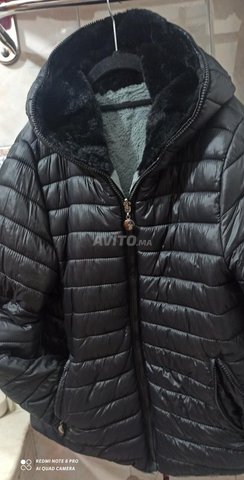 سترة سوداء ذات وجهين بغطاء للرأس ذات وجهين