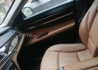 Une voiture bien entretenue de couleur noire.