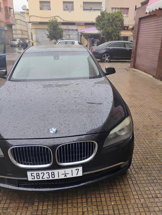 une voiture bien entretenu couleur noire .