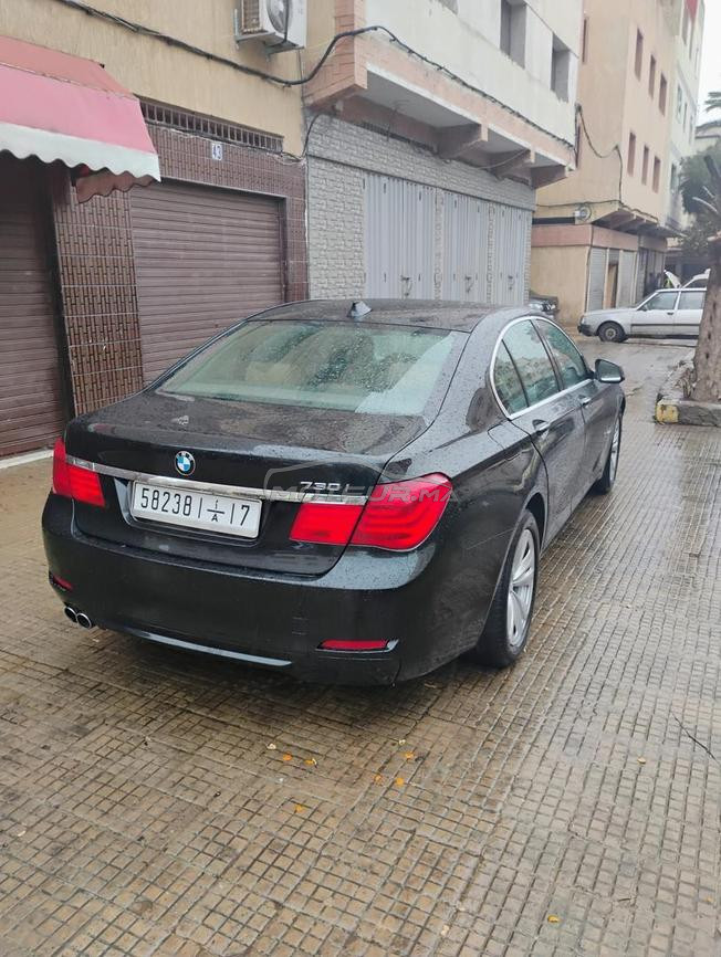 une voiture bien entretenu couleur noire .