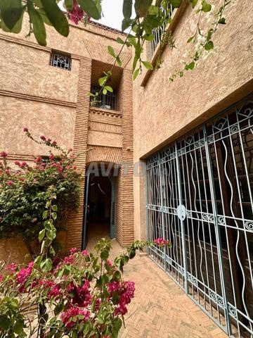 فيلا استثنائية غير نمطية بمساحة 519 متر مربع للبيع