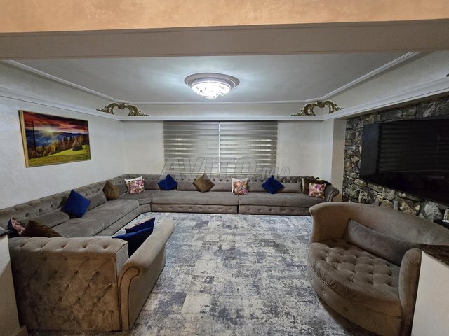 صالون كامل مريح مع مساحات تخزين