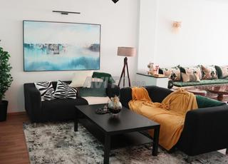 2 Canapés IKEA KLIPPAN avec housses et table LACK