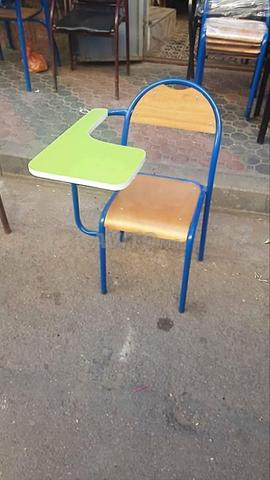 كراسي مدرسية مع مكاتب متوفرة