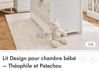 سرير أطفال وخزانة ذات أدراج من علامة تجارية