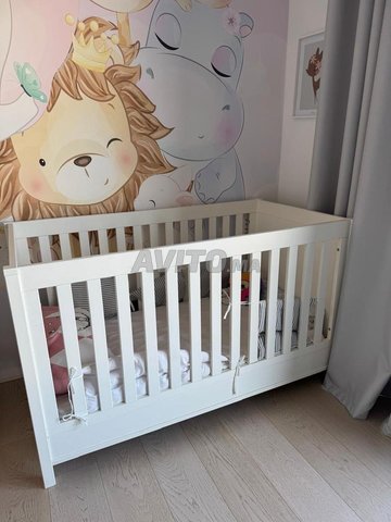 سرير أطفال وخزانة ذات أدراج من علامة تجارية