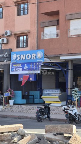 مطعم للبيع مع معداته