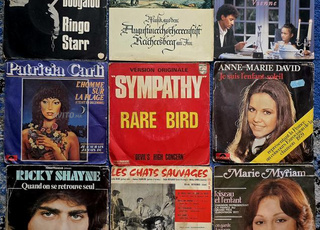 Près de 300 vinyles 45T en bon état