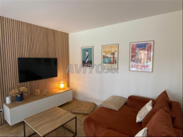 Installation d'étagère et tableaux décoré