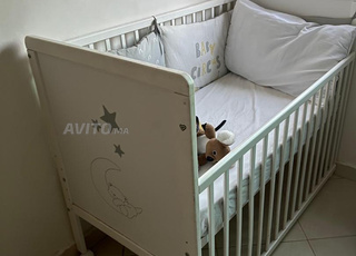 سرير مع فراش