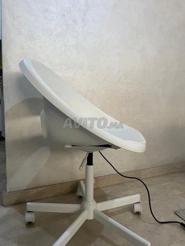 كرسي مكتب و وسادة