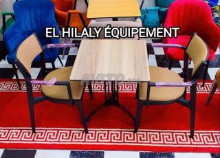 كرسي وطاولة مقهى
