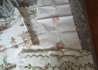 مفرش مطرز يدويًا