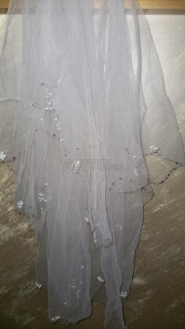 طرحة زفاف بزخارف مطرزة باللؤلؤ والماس