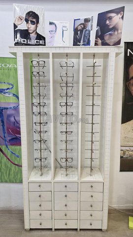 خزانة عرض أو حامل للنظارات