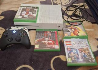 XBOX ONE S avec 3 CD et une manette originale