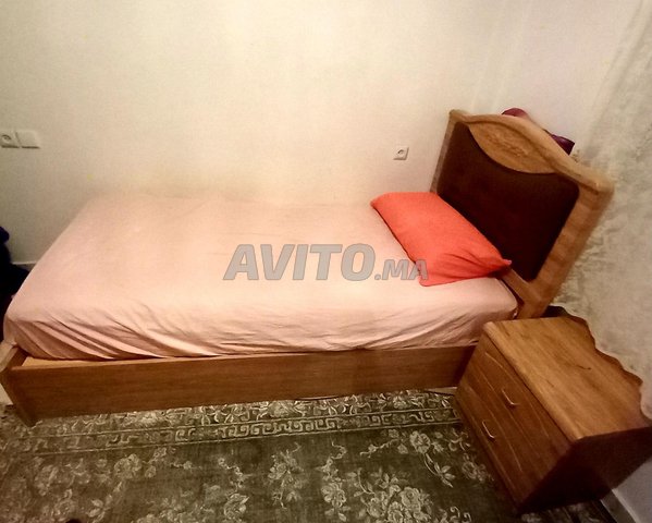 Un meuble, un lit et une armoire en bon bois