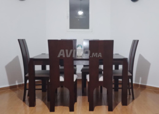 Table avec 6 chaises en bois massif