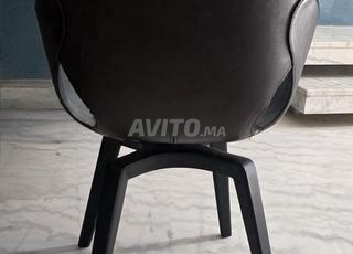 Table en bois naturel avec chaises