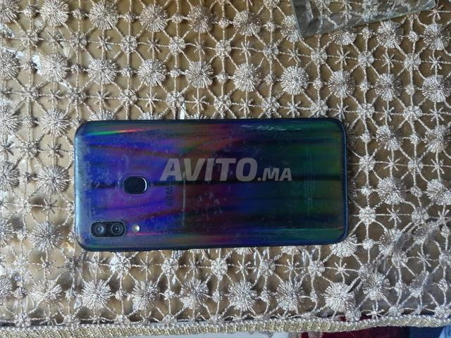 Bon état téléphone Galaxy A40 samsung pour contacter sur WhatsApp - 2