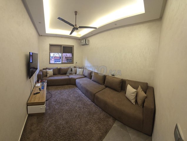 صالون على شكل حرف L وسرير أطفال بحالة جيدة جدا