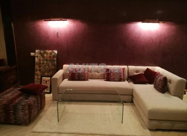 صالون عصري مع طاولة وسجاد للبيع