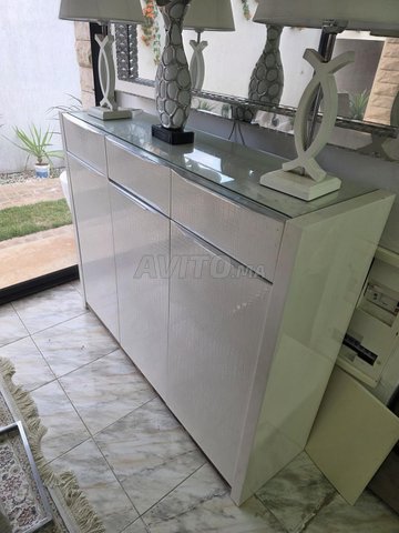 Joli meuble moderne en bois avec tiroirs