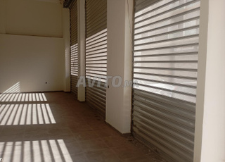 محل تجاري مجهز بواجهة كبيرة 3 ستائر