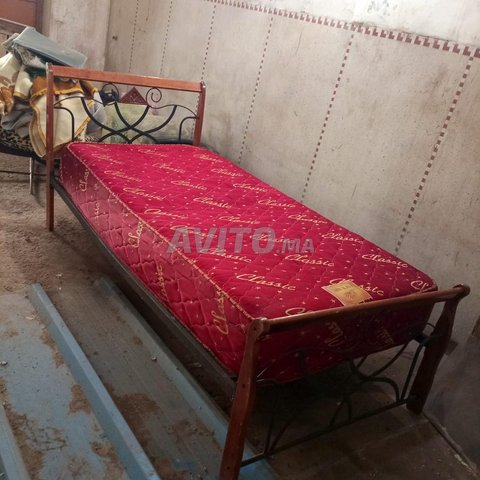 بيع سرير مع قاعدة 01 مكان مع فراش