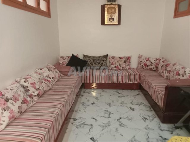 صالون معيشة بحالة جيدة