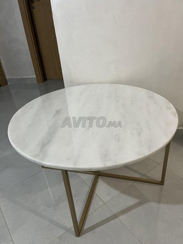 طاولة قهوة دائرية من الرخام في حالة ممتازة