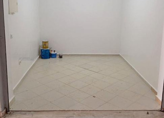 Local commercial peint et équipé à Qissaria