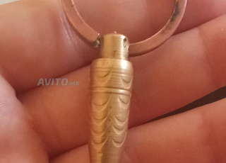 Pendule en bronze lourd ancien avec des gravures distinctives, excellent état