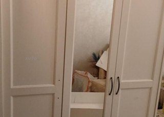 Armoire et lit en ponge avec ses draps