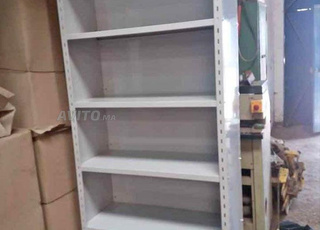 Travée de rayonnage avec fond et parois métallique