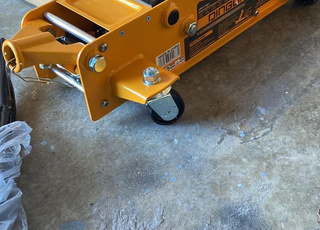 un cric hydraulique horizontal de la marque Dingq