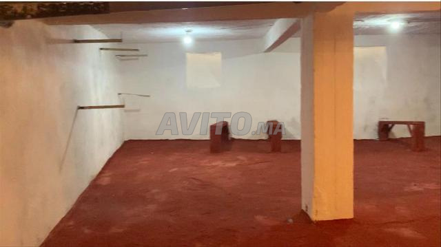 Dépôt très bien situé à vendre.