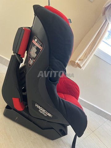 مقعد سيارة للأطفال