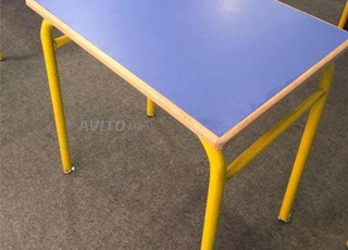 طاولة مدرسية فردية في كل المدينة