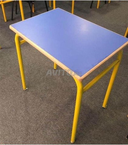 طاولة مدرسية فردية في كل المدينة